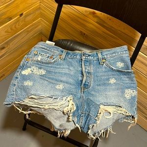LEVI’S DENIM SHORTS